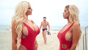 Rubias salvan vidas besándose en la playa