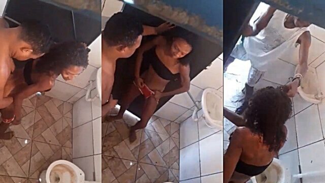 El papá encuentra a su hija singando en un baño publico