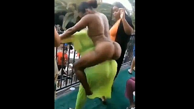 La Negra esta muy caliente y quiere sobar su toto