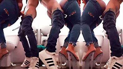 Dama Mexicana invita a un joven a follar intensamente en un baño público