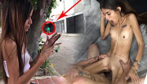 Mujer flaca tan PUTA que folla con el asaltante que intentó quitarle el celular