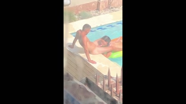mujer joven chupando la polla de su jefe en la piscina