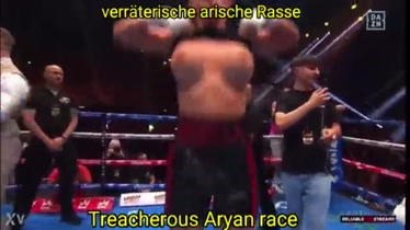 Boxer con grandes tetas en público