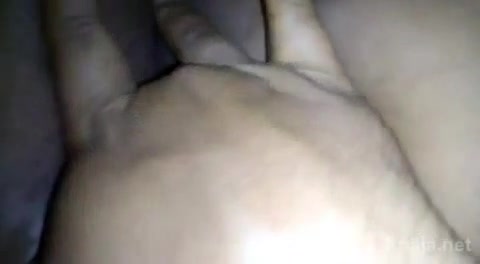 Él pone su dedo en el fondo de Playcaliente