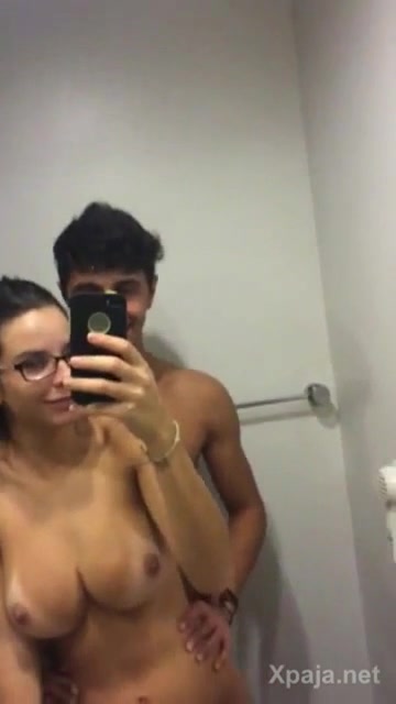 Jugando con la novia en el baño