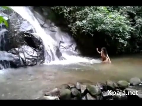 La llevo al río y miro todo lo que hizo