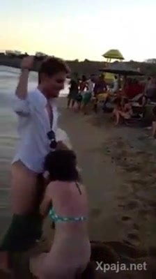 Lo mato en la playa frente a todos