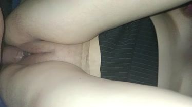 Sexo con mi esposa, piernas sobre mis hombros, panocha afeitada y llena de leche