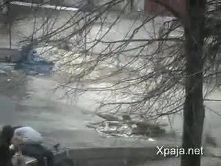 Trío en el parque público con el amigo