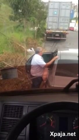 Viejo arrojando un polvo al amante en el auto