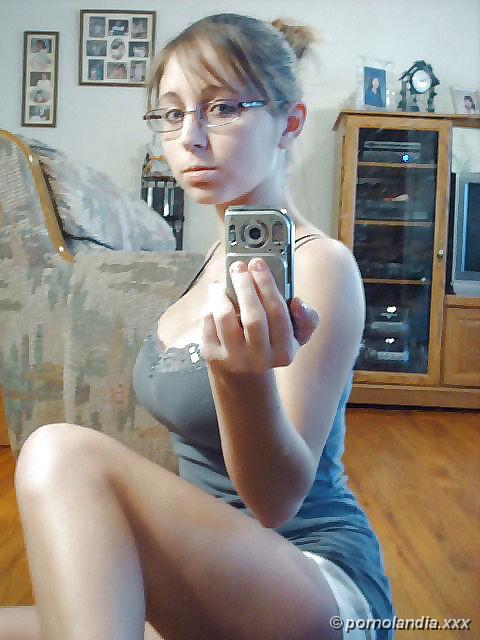 Nerd tetona muy lindo desnudo en fotos amateur - foto 131822