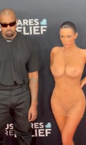 La esposa de Kanye West nakes