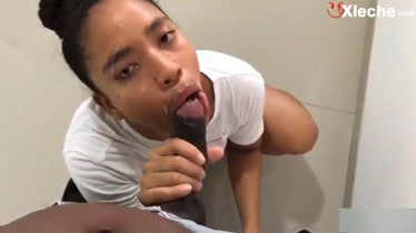 Mi esposa lo amamantó y saca mi leche en el baño sin trabajo