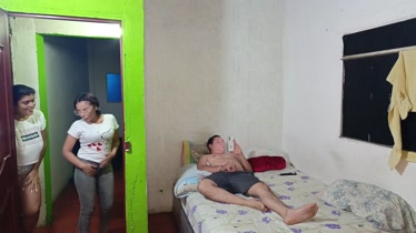 Mi novia trae a su amiga a vernos follando y ella se masturba