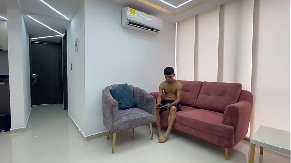 Mi madrastra MILF me pide que le enseñe a manejar su nuevo movil como excusa para que le coñe rico ese coño