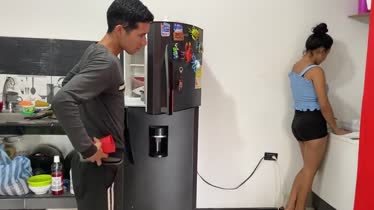 Aproveche estar a solas con su hermana, en la ley para follarla mientras se lava la ropa