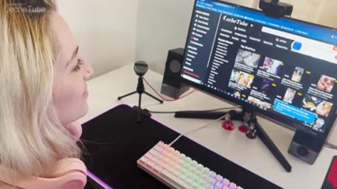 Ashleysoy está sorprendido por su hermanastro que se masturba