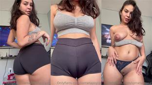 Dios mío: pensé que su coño era falso, pero no, observa que lo tiene enorme