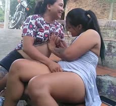Dos amigos lesbianas haciendo travesuras al aire libre