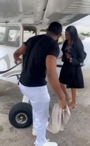 Él la lleva a un jet privado para chupar su enorme polla de la BBC