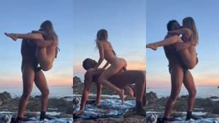 Ella no pesa 100 libras y se adapta a una enorme polla