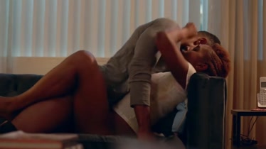 Issa Rae Fuck With interna Cumshot en el sofá