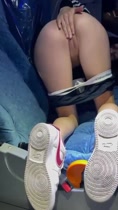 Latina desnuda y masturbación en el autobús