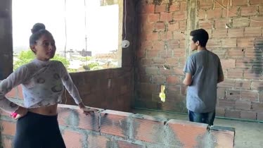 Le paga al vecino con sexo para arreglar la bombilla eléctrica