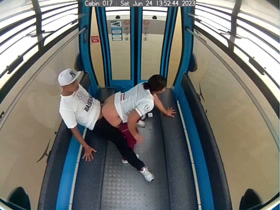 Los encuentran teniendo sexo en un teleférico