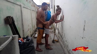 Ofrece dinero al vecino a cambio de tener relaciones sexuales en el callejón.