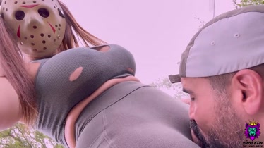 Tetona Latina vestida con Jason Voorhees obliga a este hombre a amamantar su coño