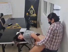 Tu pareja lo consigue en tu propia oficina