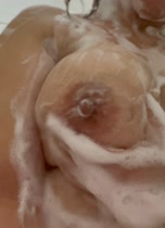 Una ducha rica jugando a mis tetitos