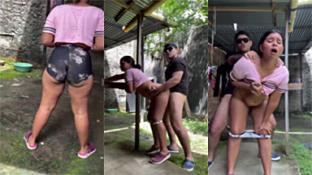 Vecino haciendo sentadillas y causando al vecino con su gran trasero