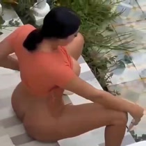 Veo a mi tía masturbarse por video llamado