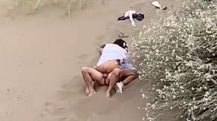 Verter un polvo en las dunas de Baní