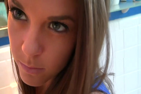 Novia sexy deja que su novio la golpee sobre el asiento del inodoro