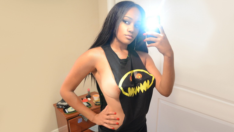 Hermosa novia negra follada duro mientras la filma su novio