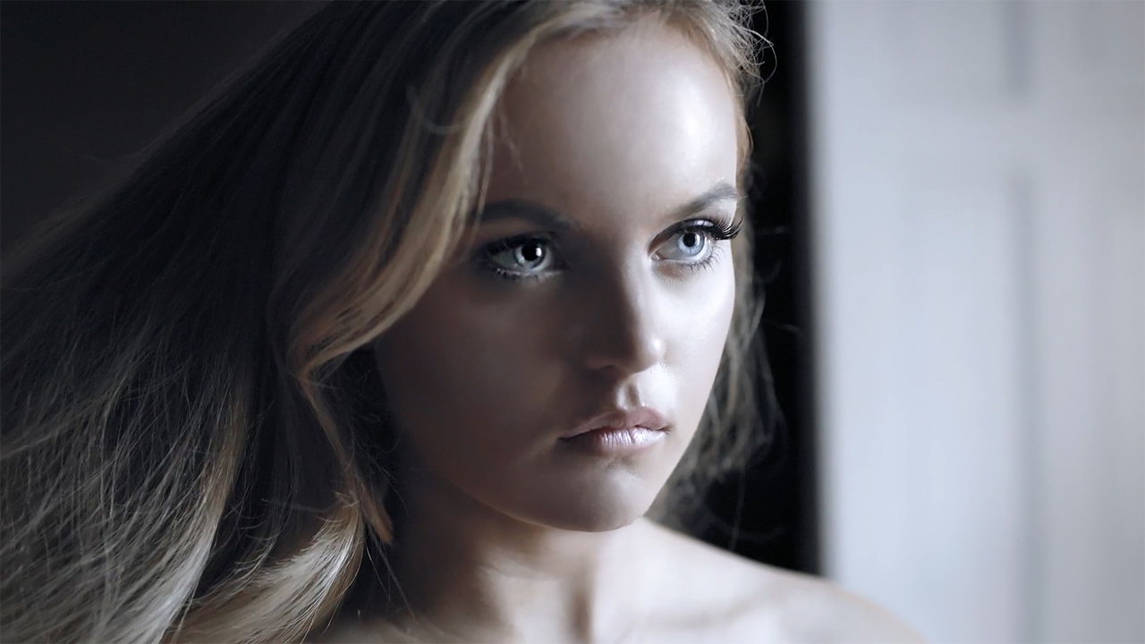 En su cumpleaños número 18 se da cuenta de que sus padres no son biológicos y se la quieren follar