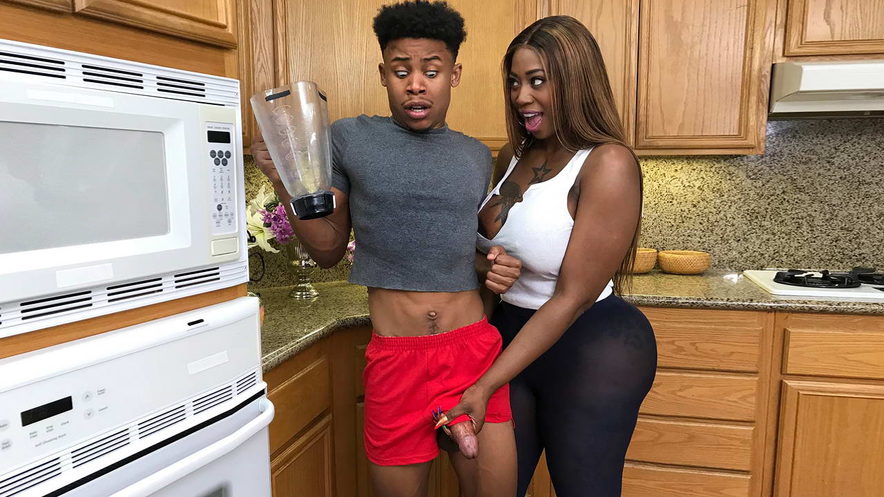 Botín de ébano tatuado con culo de 56 pulgadas le encanta hacer ejercicio con sementales negros