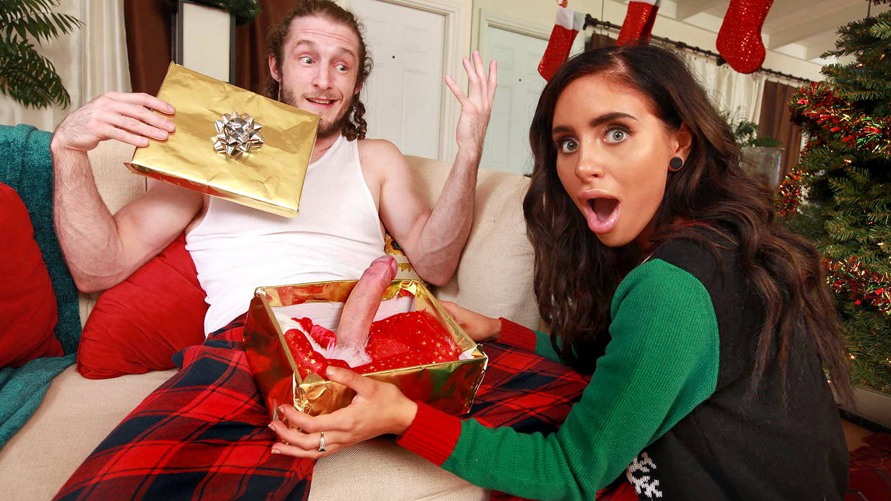 Chico disfruta de un polvo navideño caliente con su novia y su madre sexy