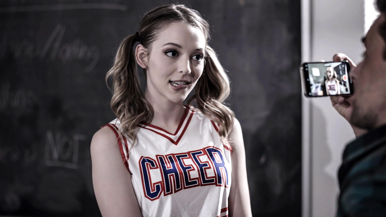 Siendo amable, el profesor ayuda a su alumna de teatro follándole el coño