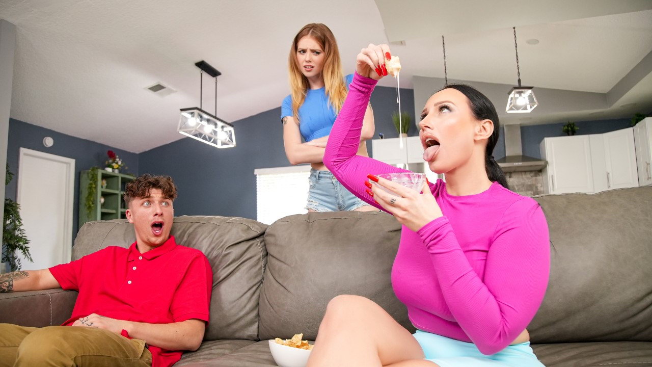 Las dos chicas luchan por la oportunidad de atrapar el semen que está tirando