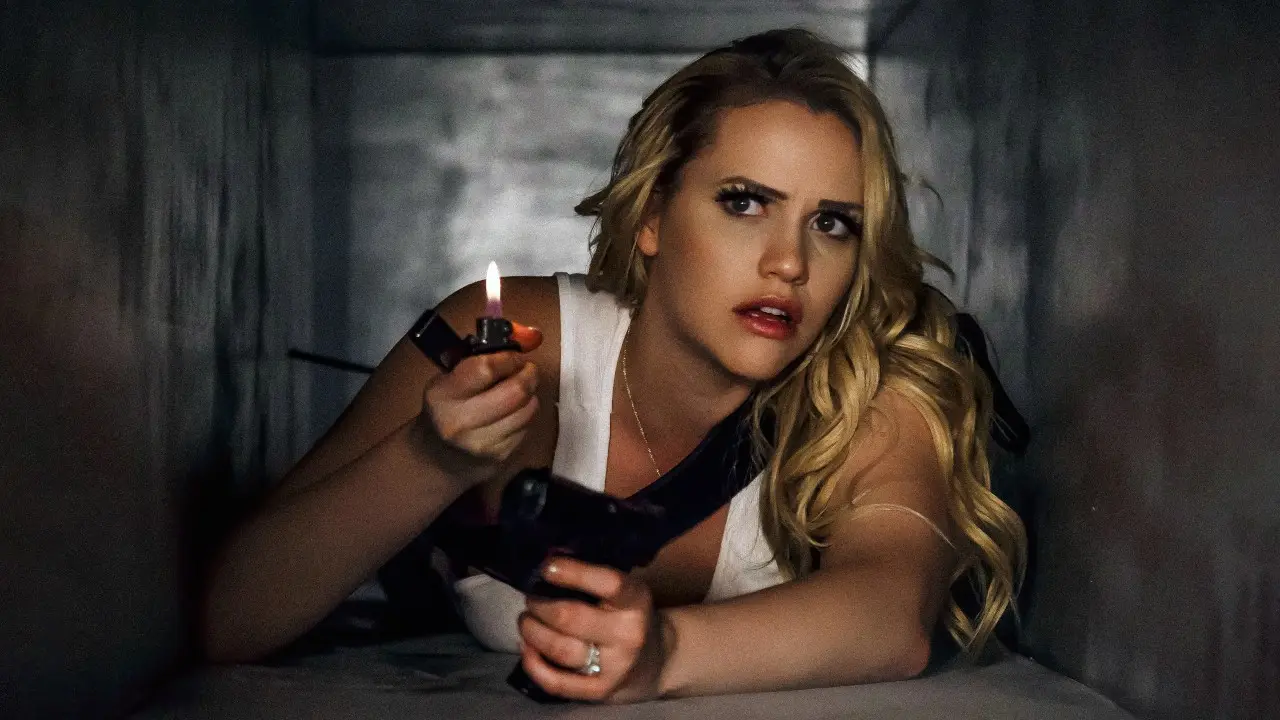 La erótica celebración navideña de una estrella porno interrumpida por un grupo de matones – PARTE 1