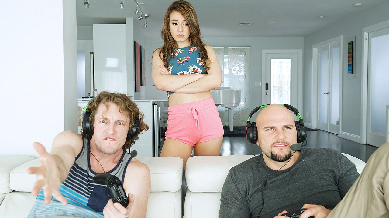 Mi novia quería algo especial para San Valentín y le regalamos dos pollas enormes