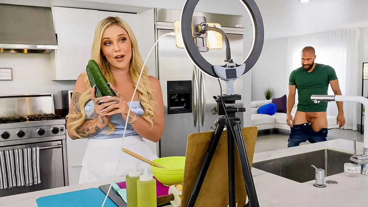 Cocinera talentosa lleva el pepino de su amante a dar una vuelta, sacudiendo su gran trasero