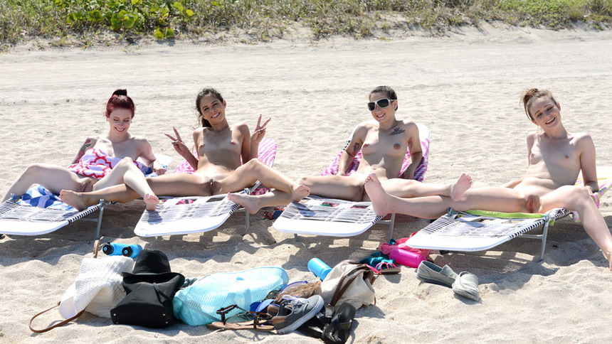 Orgía sexual con cuatro chicas desnudas tras un día de playa nudista