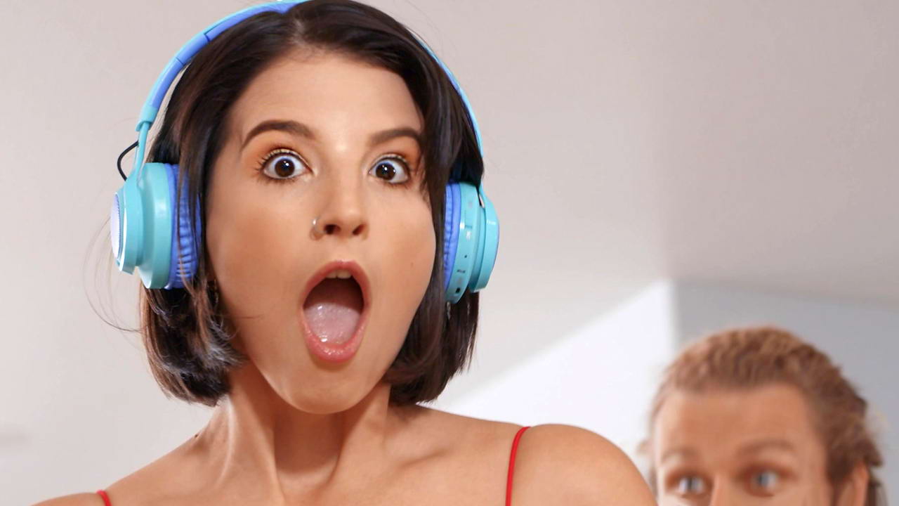 Bombón de moda con curvas se folla a su tonto compañero de cuarto