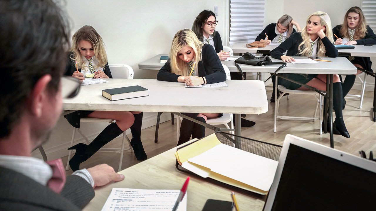 Tres universitarias traviesas amenazan a su profesor y le hacen un gangbang