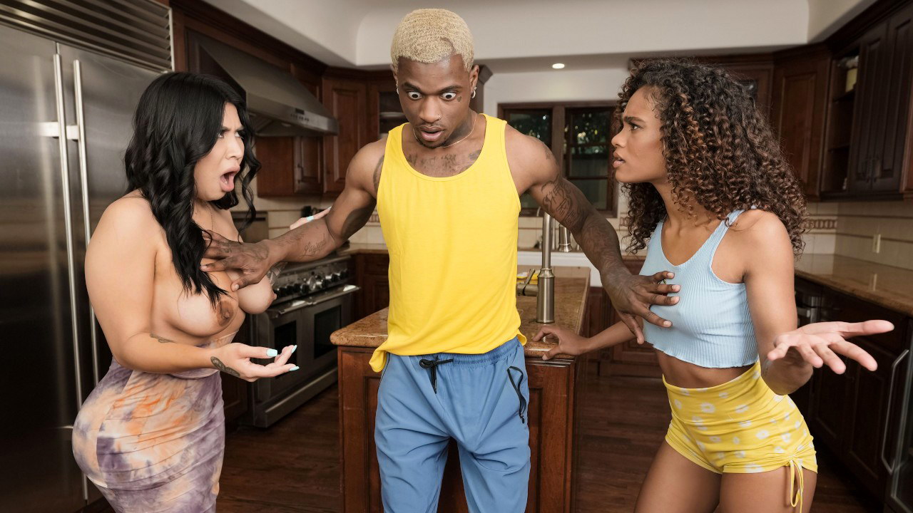 Dos chicas negras desnudas y calientes compartiendo un paseo cremoso y chorreando duro